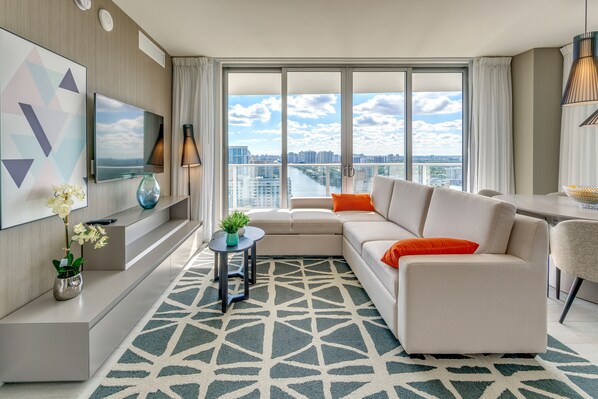TV - Spectacular 2019 Corner Condo WaterViews (Hollywood)