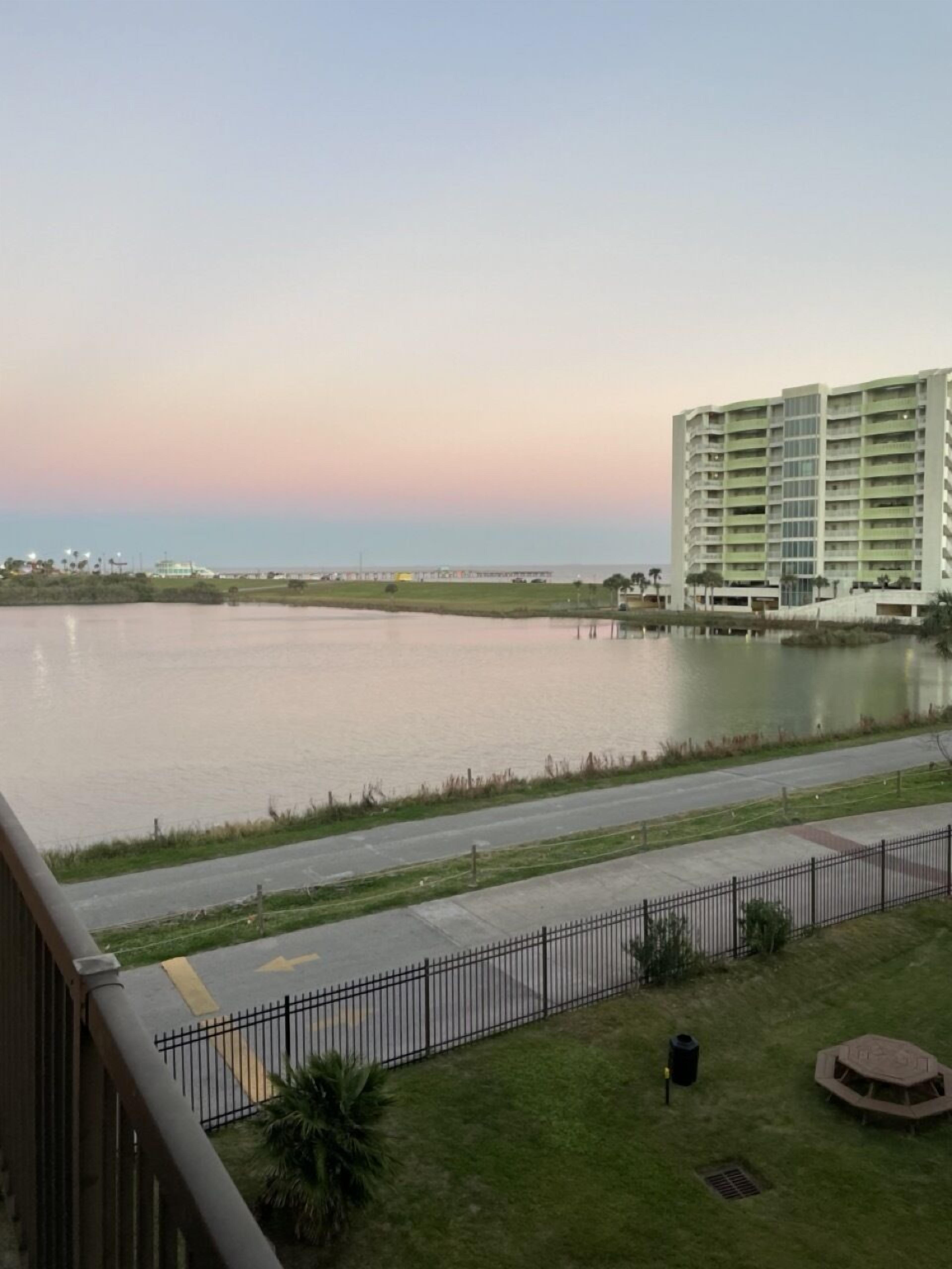 Blick auf ein Hotel am Wasser mit einem großen Gebäude direkt am Ufer.