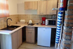 Frigorífic, microones, placa de cuina i rentaplats 