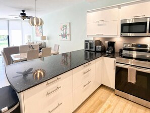 Køleskab, mikrobølgeovn, ovn, kogeplade