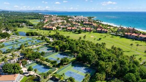 Un resort con diversi campi da tennis, un percorso per golf e proprietà fronte spiaggia.