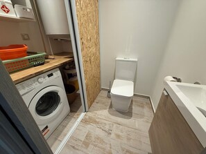 Dusj, hårføner, håndklær og såpe