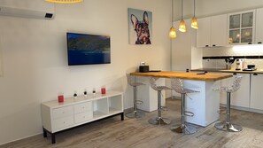 Fridge, microwave, oven, stovetop - 800 m from the beach, modern apartment with terrace on ground floor (castro marin)