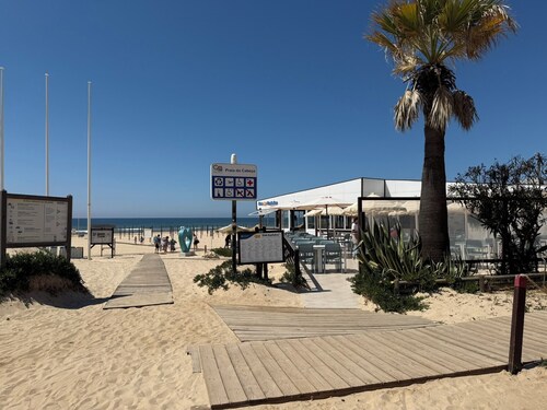 800 m from the beach, modern apartment with terrace on ground floor