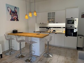 Réfrigérateur, four à micro-ondes, un four, surface de cuisson