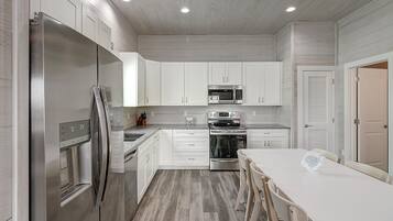 House, 3 Bedrooms | Private kitchen | Fridge, oven, coffee/tea maker, toaster