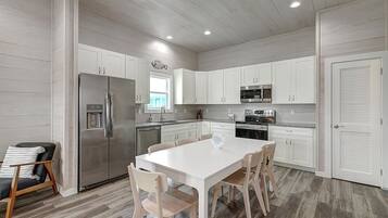 House, 3 Bedrooms | Private kitchen | Fridge, oven, coffee/tea maker, toaster