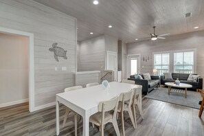 House, 3 Bedrooms | Living room