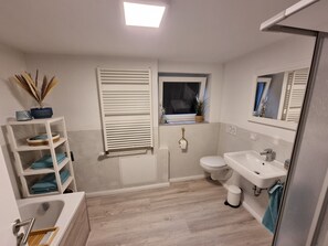 Badewanne, Haartrockner, Handtücher, Toilettenpapier