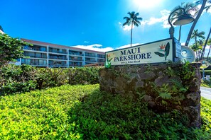 Señal de Maui Parkshore en 2653 S. Kihei Road, con un hotel y palmeras de fondo.