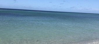 Private heated pool. Shark teeth, close to beaches, downtown, shopping, biking…