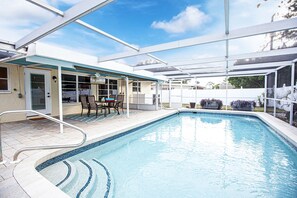 A heated pool - Discounted longer stays! Wonderful warm pool. Safe, quiet, convenient area. (Venice)