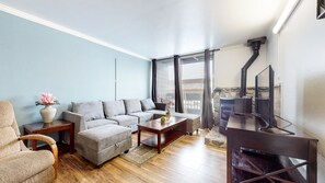 Interior - Quaint & Homey, Great Value Mammoth Getaway, Walk to Ice Rink & Bowling (Mammoth Lakes)