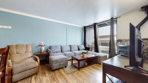 Smart TV, fireplace