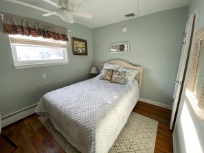 2 habitaciones, escritorio, tabla de planchar con plancha y wifi