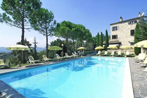 Pool - Hotel in Marche with Scenic Hiking Trails (Montelparo)