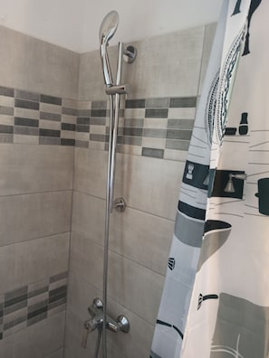 Dusche, Regendusche, Designer-Toilettenartikel, Haartrockner