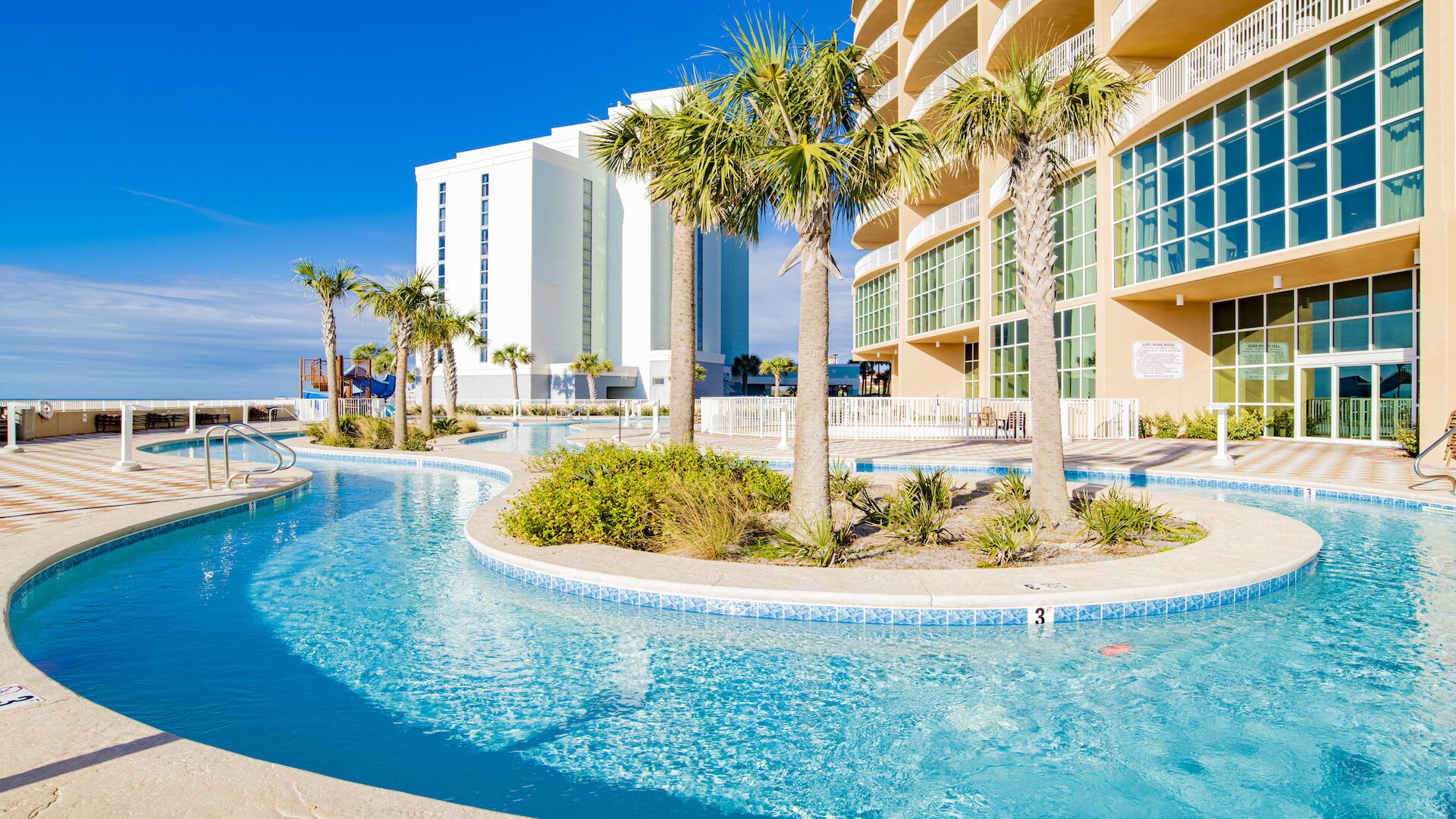 من حمّامات السباحة المغطاة