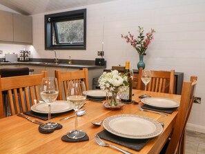 Cottage | Private kitchen | Fridge, dishwasher, electric kettle, toaster