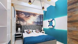 Ein modernes Schlafzimmer mit einem großen Bett, einer Wandteppich und einer Wandverkleidung aus Holz.