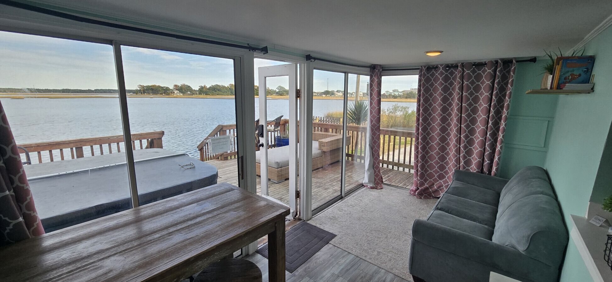 Smart TV, books, stereo