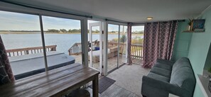 TV connectée, livres, chaîne hi-fi