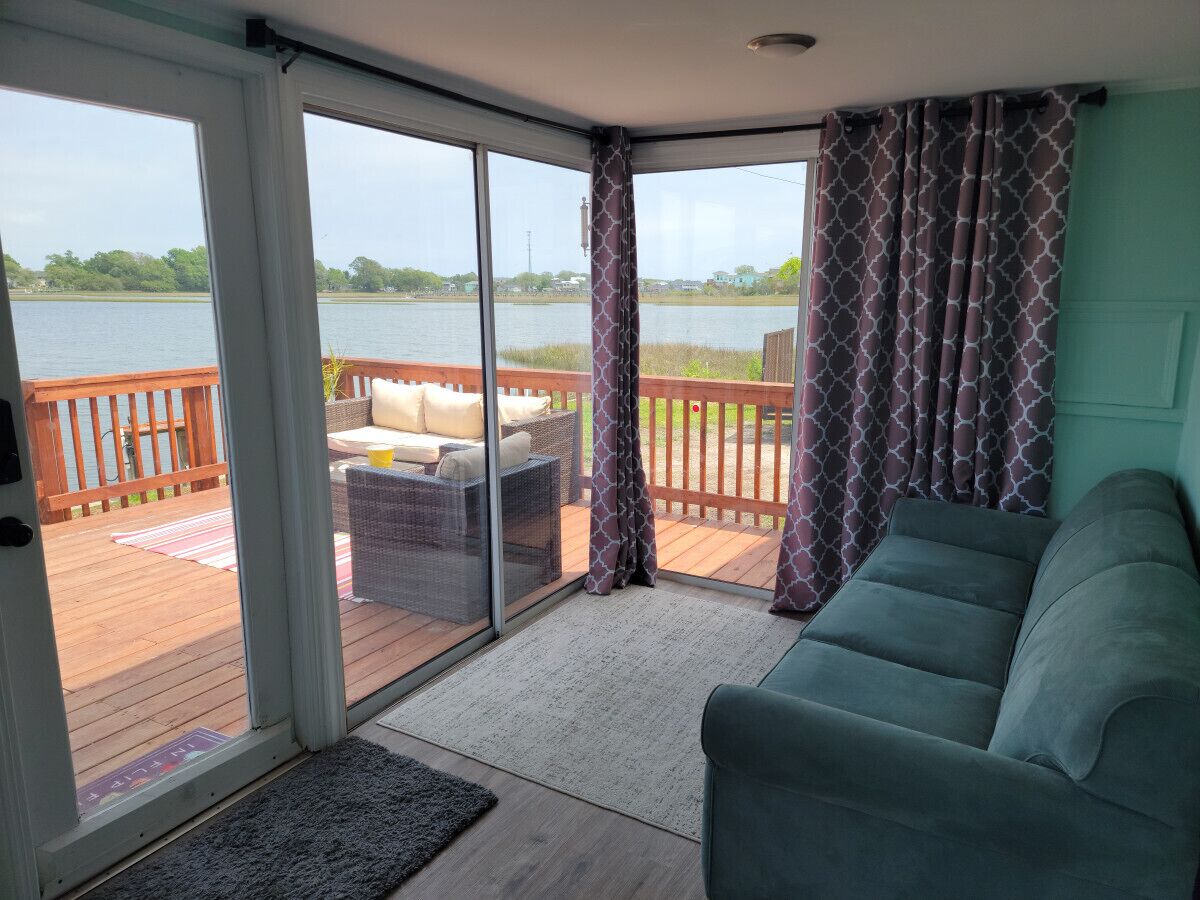 Smart TV, books, stereo