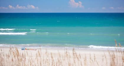 Waterfront home with hottub, Kayak, jonboat, and three miles to the beach