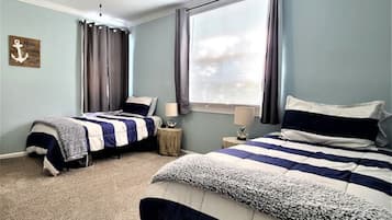 2 habitaciones, escritorio y tabla de planchar con plancha