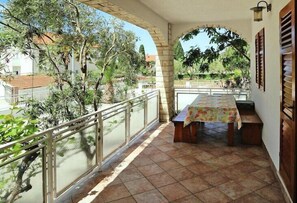 Property grounds - Biograd Beachside Family Apartment (Biograd)