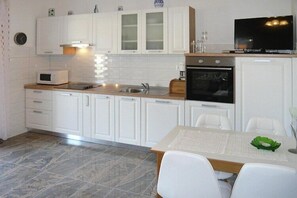Fridge, microwave, oven, stovetop - Sunny Terrace Apartment in Biograd (Biograd)