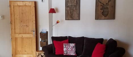 Smart TV, futbolito, mesa de ping pong