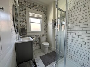 Shower, hair dryer, towels - Charming Five Points Bungalow Near Downtown Asheville (ASHEVILLE)