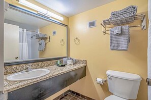 Bathtub - Landmark Resort unit 1114 is located on the 11th floor. (Myrtle Beach)