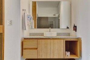 Shower, towels, shampoo - w* | Jungle Design 1BR in Parque 93 (Bogotá)