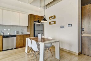 Dining - w* | Jungle Design 1BR in Parque 93 (Bogotá)