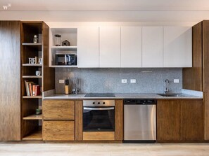 Réfrigérateur, micro-ondes, four, plaque de cuisson