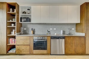 Wasserkocher mit Kaffee-/Teezubehör, Kühlschrank, Mikrowelle, Ofen