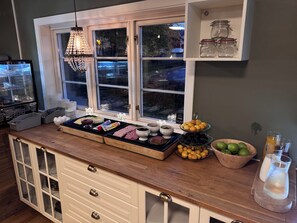 Una encimera de cocina con alimentos, una ventana y vistas al exterior.
