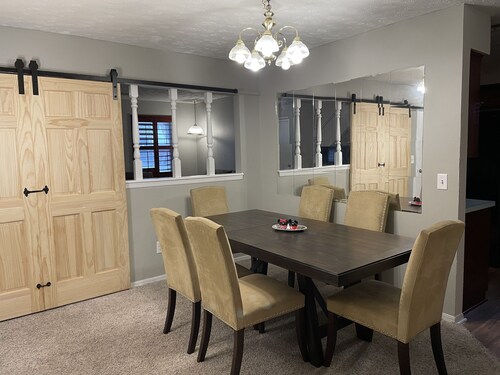 11-Guests/Airport -Minute Away/Pet-Welcome/4-BDR/2-FBA/5-QBED!