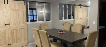 11-Guests/Airport -Minute Away/Pet-Welcome/4-BDR/2-FBA/5-QBED!