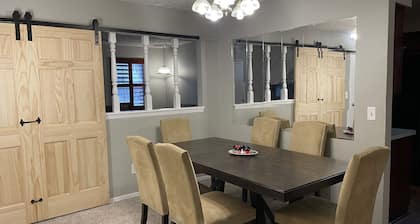 11-Guests/Airport -Minute Away/Pet-Welcome/4-BDR/2-FBA/5-QBED!