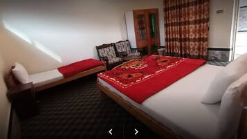 Triple Room | Soundproofing, free WiFi, bed sheets