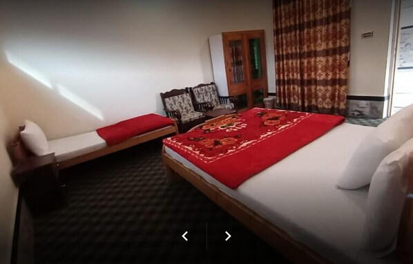 Dreibettzimmer | Schallisolierte Zimmer, kostenloses WLAN, Bettwäsche