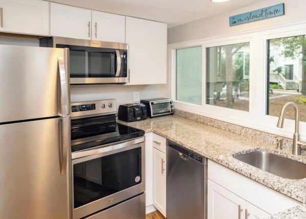 Refrigerador, microondas, horno, placa de cocina