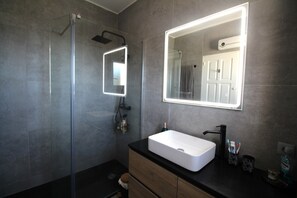 Badewanne, Haartrockner, Handtücher, Seife