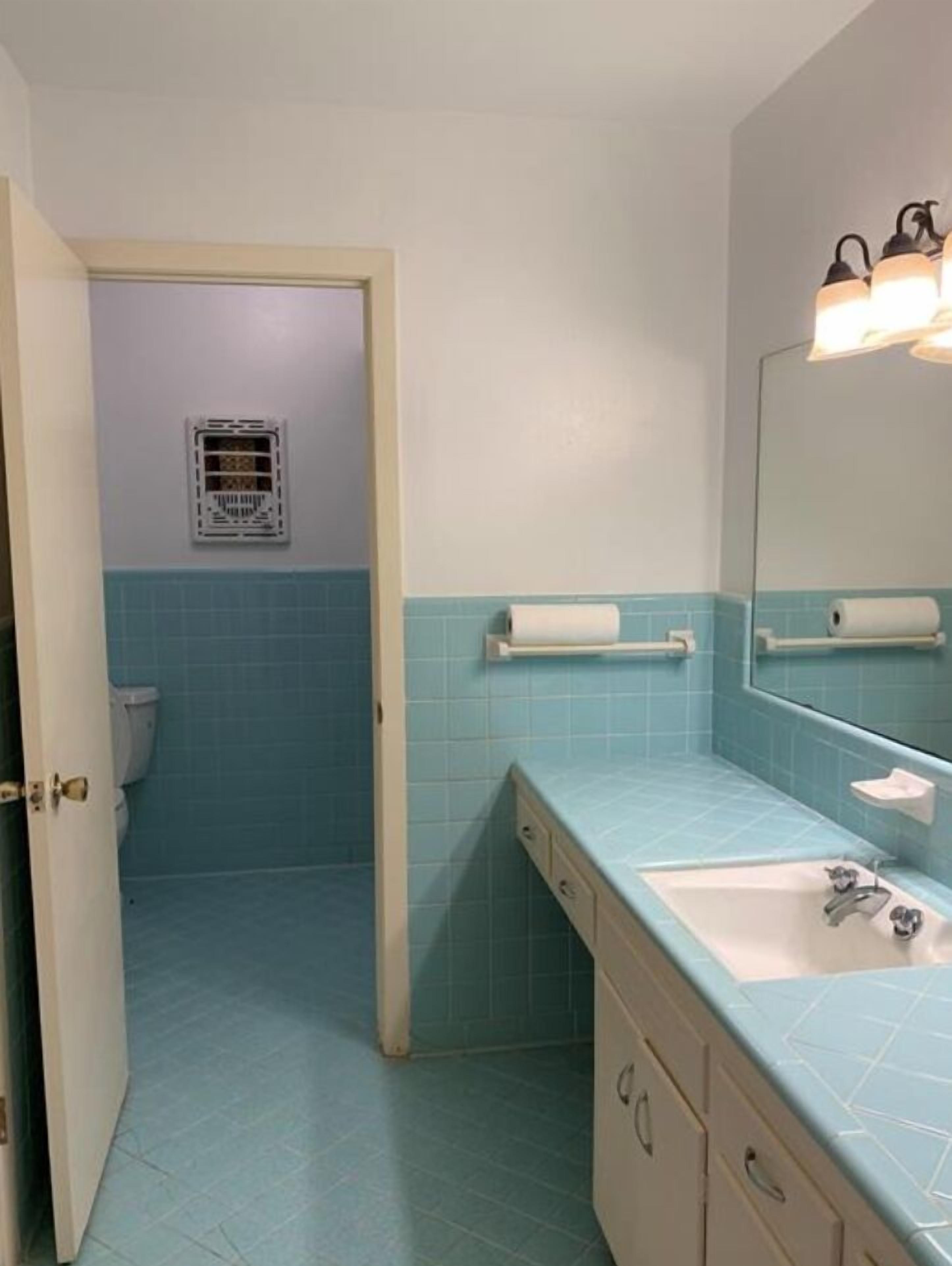 Suihkun ja ammeen yhdistelmä, hiustenkuivaaja, pyyhkeet, saippua