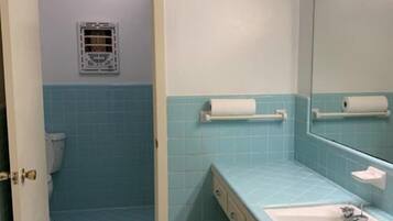 Suihkun ja ammeen yhdistelmä, hiustenkuivaaja, pyyhkeet, saippua