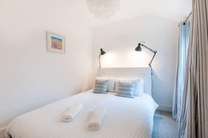 3 habitaciones, tabla de planchar con plancha y cuna de viaje