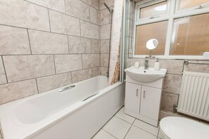 Free toiletries, hair dryer, towels - Coal Miners Cottage - Moments to Seafront & Deal Town (Deal)